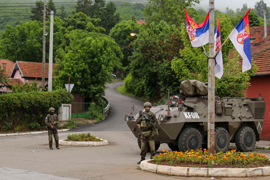 Kosova'yı, NATO'nun Kosova'daki Barış Gücü (KFOR) birlikleri koruyor.