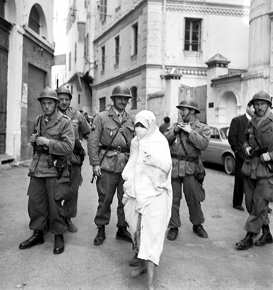 Cezayir’deki Fransız kolonizasyonu 19. yüzyılın başlarından itibaren tam 132 yıl sürdü. Bu dönem boyunca Cezayir’in yerli nüfusu, sömürge otoritelerinin elinde baskıya, ayrımcılığa ve şiddete maruz kaldı. Bağımsızlık arzusu zamanla arttı ve 1954’te Cezayir Bağımsızlık Savaşı’nın patlak vermesiyle doruğa ulaştı.