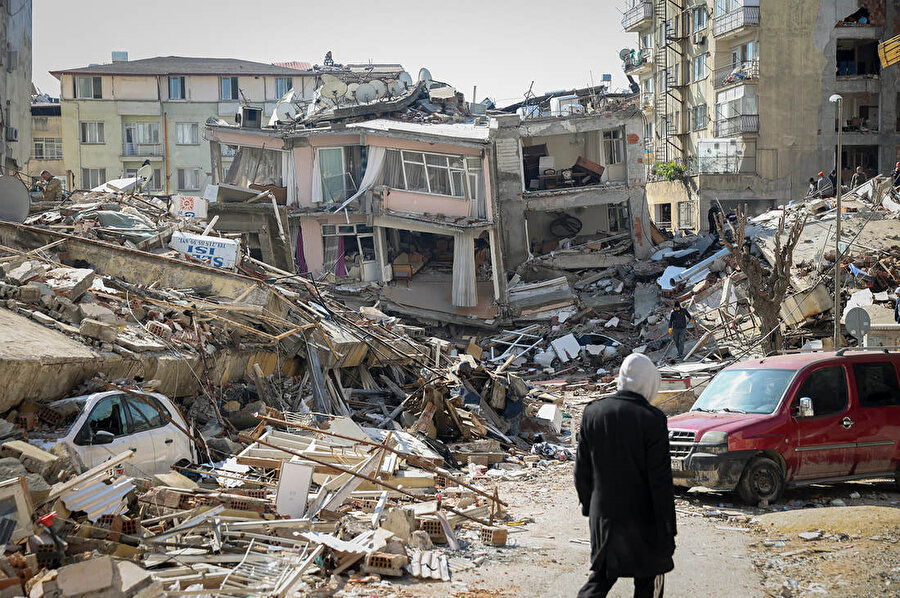 Her şey sona ermişti, sadece bir hafta önce aile evim olan yer şimdi, tüm hatıraların, umutların, anıların, hayatların altında kaldığı koca bir enkazdı.