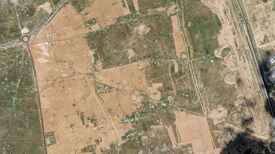 Refah yakınlarında Mısır-Gazze sınırı boyunca yeni inşaat hareketlerini ve toprak tesviyesini gösteren uydu görüntüsü.