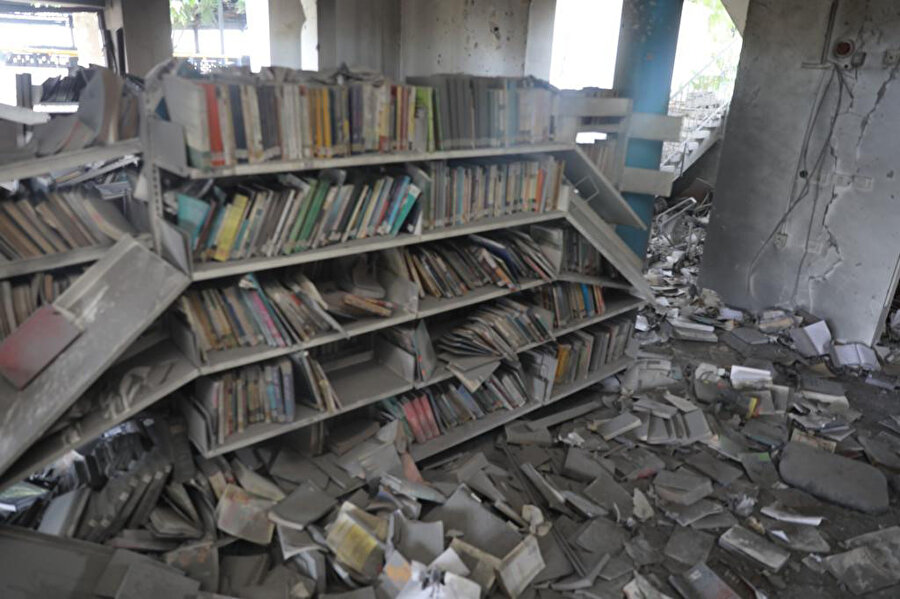 İsrail'in bombardımanında yerle bir edilen Gazze'deki halk kütüphanesi. 