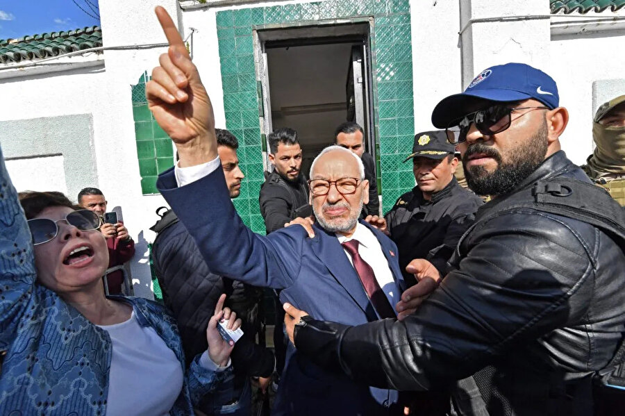 Tunus'ta muhalefet, Cumhurbaşkanı Said'in 2021'de seçilmiş parlamentoyu aniden kapatmasının ve kararnameyle yönetime geçmesinin darbe anlamına geldiğini söylüyor.
