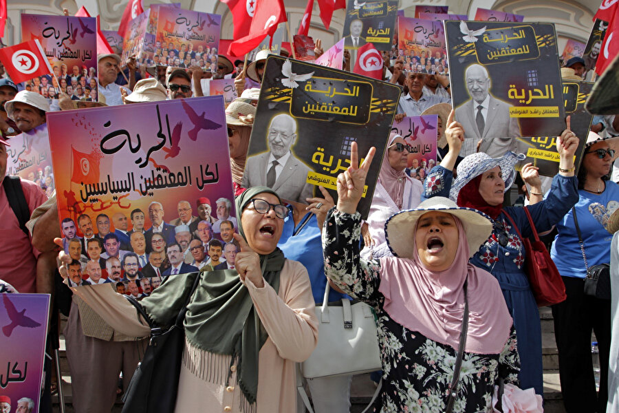 Tunuslular sık sık, siyasî mahkûmların serbest bırakılmasını talep eden gösterilerle yönetime çağrıda bulunuyor.