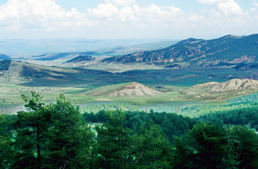 Saatte 30 kilometre hızla esen rüzgârda başladığımız tırmanışa üşüye üşüye devam ediyorduk.