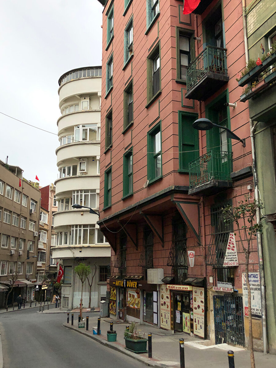 Levent Apartmanı Avrupa Yakası dizisi ile özdeşleşmiş adeta bir sembolü haline gelmiş Sütçüoğlu Apartmanı ile karşılıklı konumlanıyor. Fotoğraf: Uluç Algan