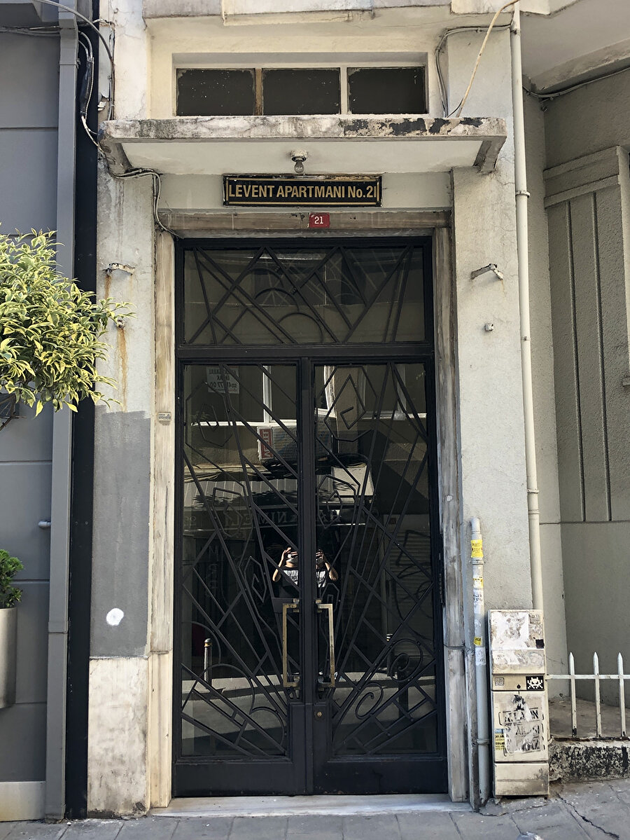 Levent Apartmanı’nın, Art Deco üslubunu yansıtan giriş kapısı. Fotoğraf: Uluç Algan