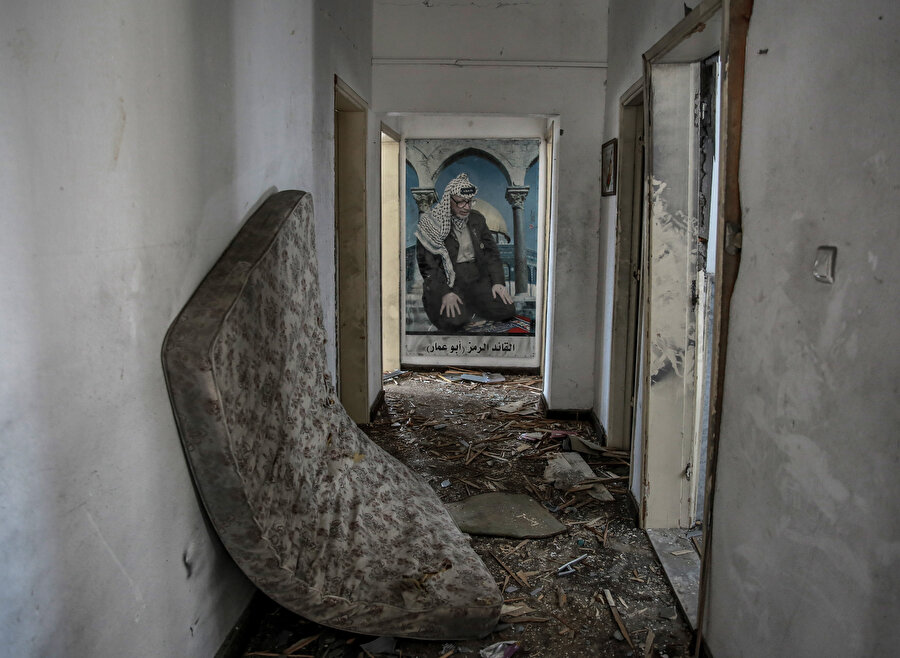 İsrail, Filistin lideri Arafat'ın Gazze'deki evini harabeye çevirdi