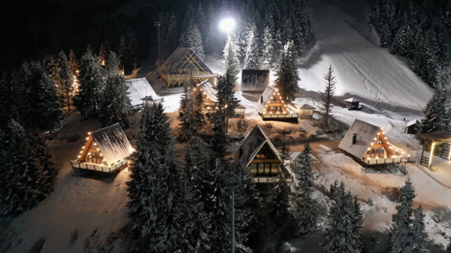 Aralıklarla kar yağışının sürdüğü bölgede gündüz saatlerinde kayak ve snowboard, kızakla kayma fırsatı bulan ziyaretçiler, geceleri de ışıklandırılan 12 bungalov ile 78 yatak kapasiteli otelde konaklıyor.