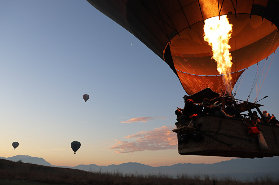 Yaklaşık 2 bin metre yüksekliğe kadar çıkan balonlar ortalama 45 dakika havada kalıyor.