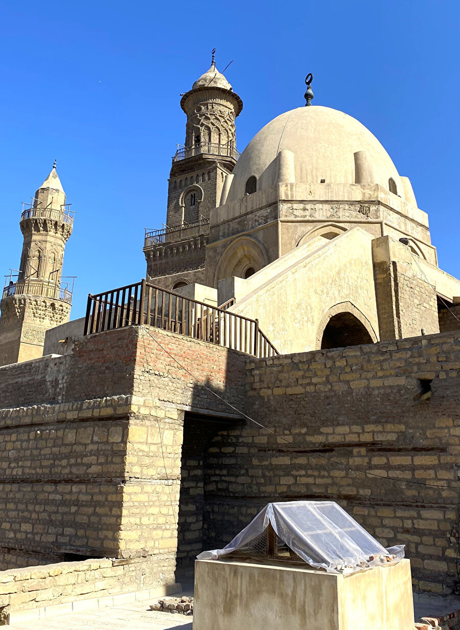Kalavûn Külliyesi’nin minare ve kubbe kısmı.
