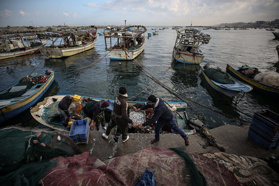 İsrail'in denizlerdeki hukuk dışı kısıtlamaları, 2000 yılında 10 bini bulan balıkçı sayısının 2022'de 4 bine düşmesine yol açtı.