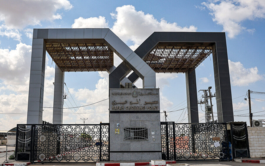 Mısır sınırındaki Refah Sınır Kapısı, Gazzelilerin dış dünyaya açılan tek kapısı.