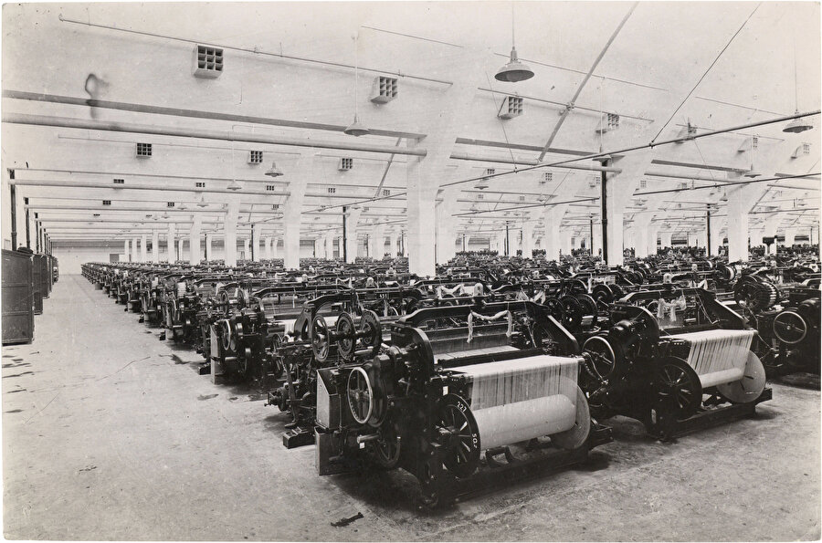 Fabrikanın üretim kısmından bir fotoğraf, Kaynak: Salt Araştırma arşivi.