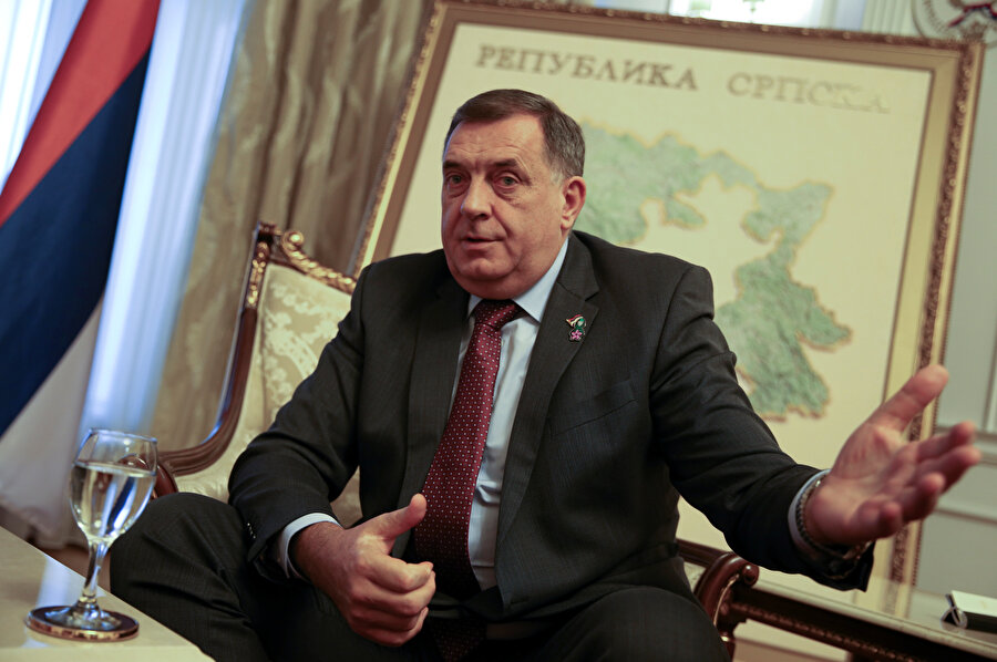 Bosna Hersek’in iki entitesinden biri olan Sırp Cumhuriyeti’nin (RS) ayrılıkçı söylemleriyle tanınan başkanı Milorad Dodik, bağımsızlıklarını ilân edebileceklerini ileri süren açıklamalarla, hâlihazırda siyasî gerginliğin azalmadığı ülkede tansiyonu yükseltmeye devam ediyor.