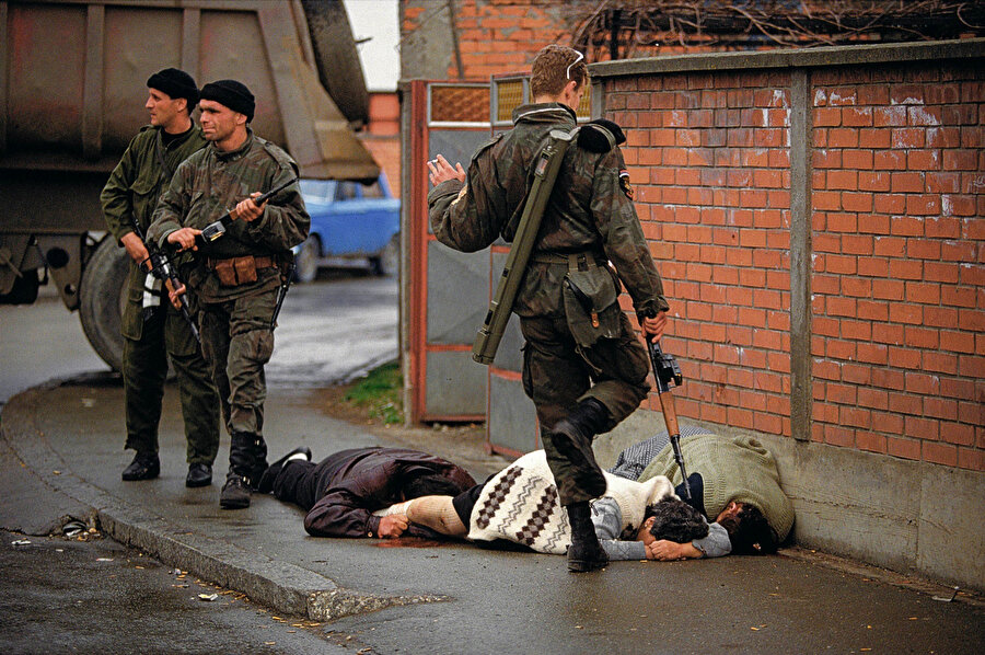 Sırplar, Bosna’da çok büyük sivil katliamlar, işkenceler, etnik temizlikler, sürgünler ve soykırım gerçekleştirmişti.