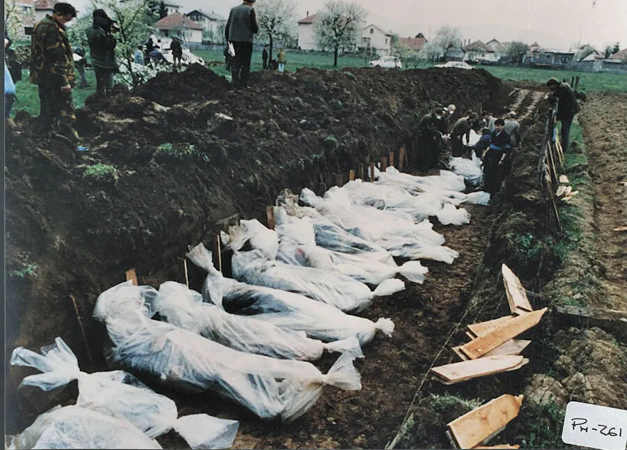 Bosna Hersek'te 4 yıla yakın süren savaş sonrası 2 milyon insan evlerini terk etmek zorunda kalırken, çoğunluğu sivillerden oluşan 300 bin kişi de can verdi.