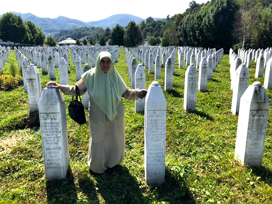 Srebrenitsa Katliamı’nda eşi, erkek kardeşi ve dört oğlu şehit olan Zumra Teyze, yakınlarıyla, bir arada.