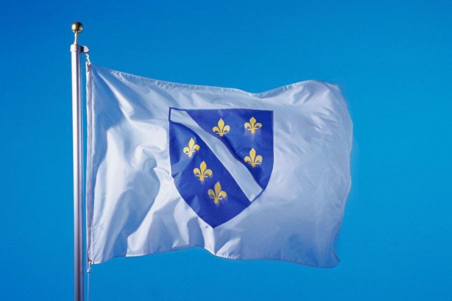 Orta Çağ bağımsız Bosna Krallığı’nın arması olan 6 altın zambaklı bayrak altında Orta Çağ Boşnakları, yüzyıllarca vatanları Bosna'yı savunmuşlardı. Aynı bayrak, 4 Mayıs 1992 yılında Bosna Hersek Cumhuriyeti’nin (BiH) resmî bayrağı olarak kabul edildi.