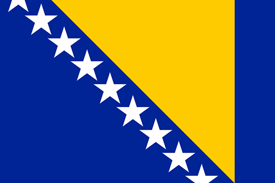 Bosna Savaşı (1992-1995) sona erdikten sonra, ülke içindeki diğer etnik grupların talebiyle, 1998’de çıkarılan yeni bir yasayla, mavi zemin üzerinde sarı bir üçgenin (Üçgen; Boşnak, Hırvat ve Sırp halklarını simgeler) ve 9 adet beyaz yıldızın bulunduğu bayrağın Bosna-Hersek Cumhuriyeti'ni temsil etmesine karar verilmiştir.