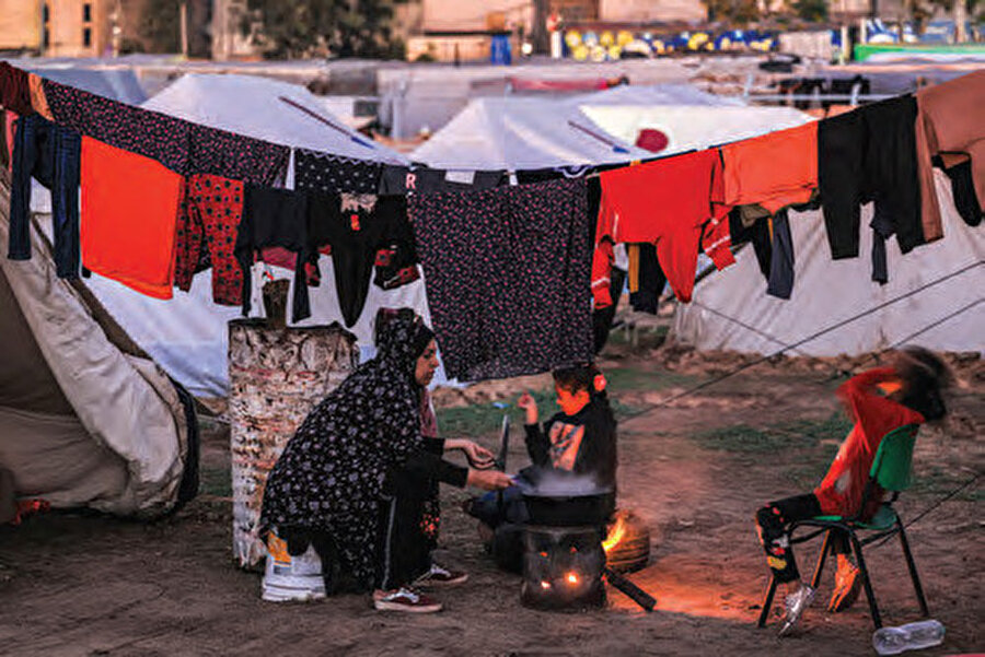 Bir açık hava hapishanesine dönüşen Gazze’ye yardımlar zamanında ya da yeterince ulaşmayınca, eldeki imkânlarla fırınlar yapılıyor.