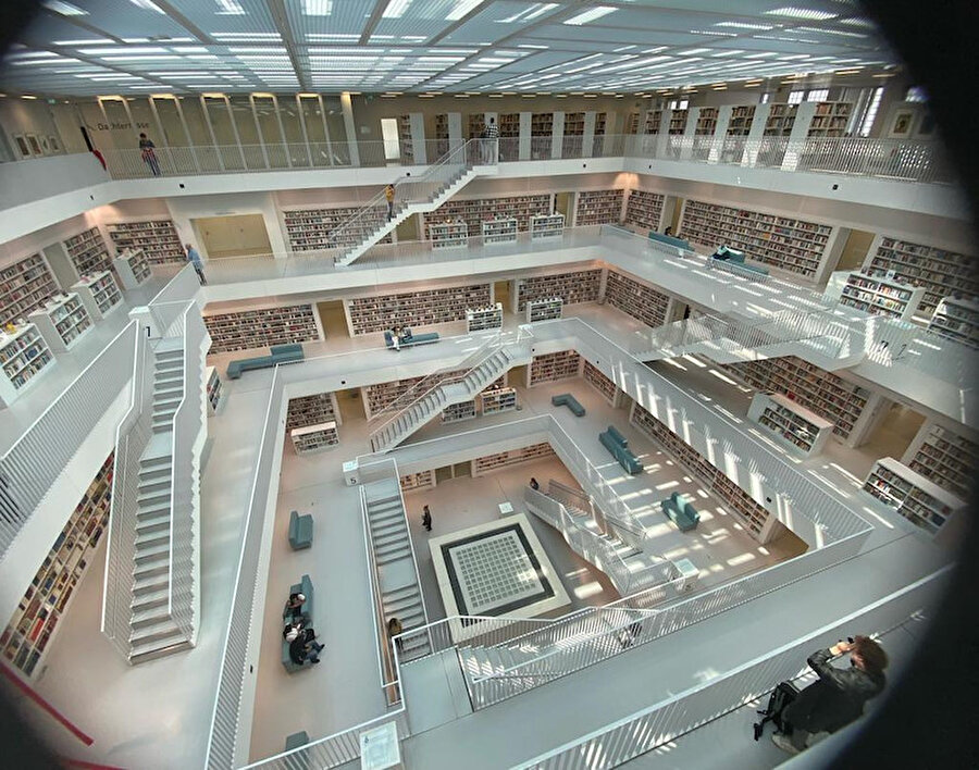 2013 yılında bu çarpıcı yapı yılın kütüphanesi ödülüne layık görülüyor.