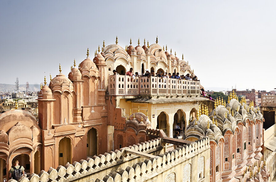 Dünyaca ünlü festivalleri, iyi yönetilen şehir imajı ve yüksek turizm potansiyeliyle Jaipur, Hindistan’ın dünyaya açılan pencerelerinden biri.