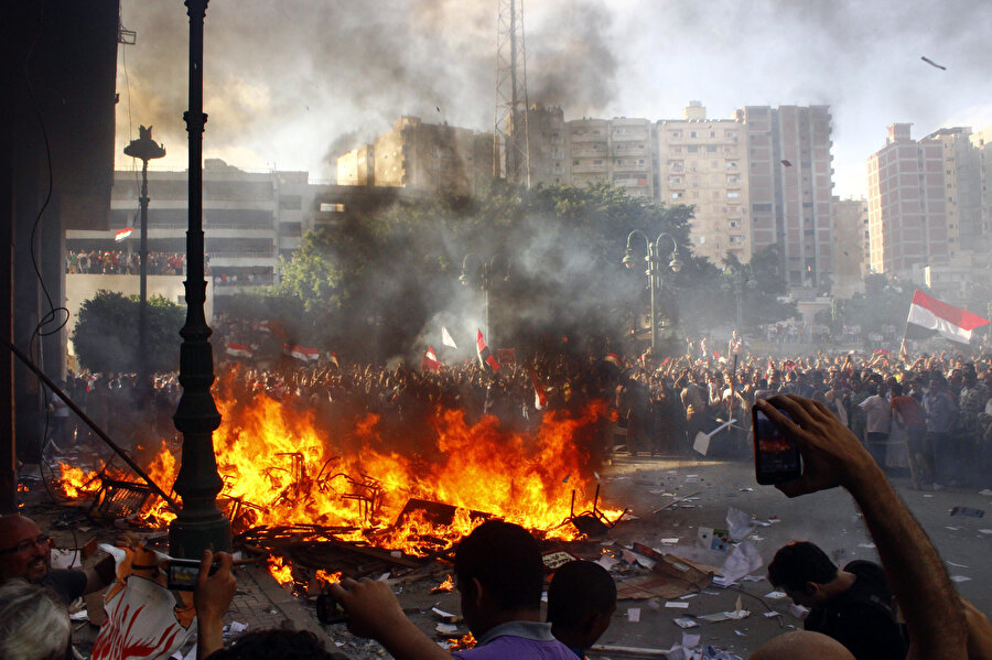 İnsan Hakları İzleme Örgütü, 2013’te Mursi'nin devrilmesinin ardından düzenlenen protestolar sırasında güvenlik güçlerinin sistematik ölümcül güç kullandığını belirterek en az 1185 kişinin öldürüldüğünü belgelemişti.