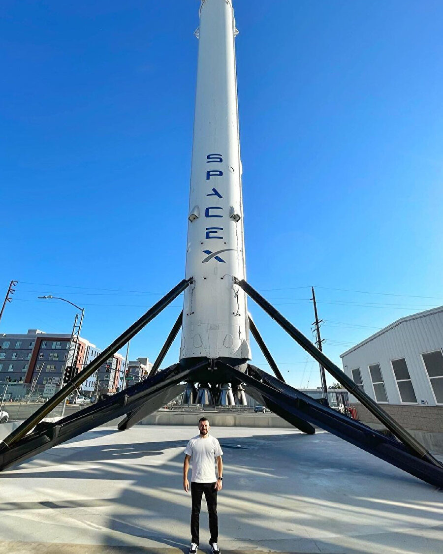 Samet Bey SpaceX’te “propulsion technician”, yani itiş gücü teknisyeni olarak görev yapmış.