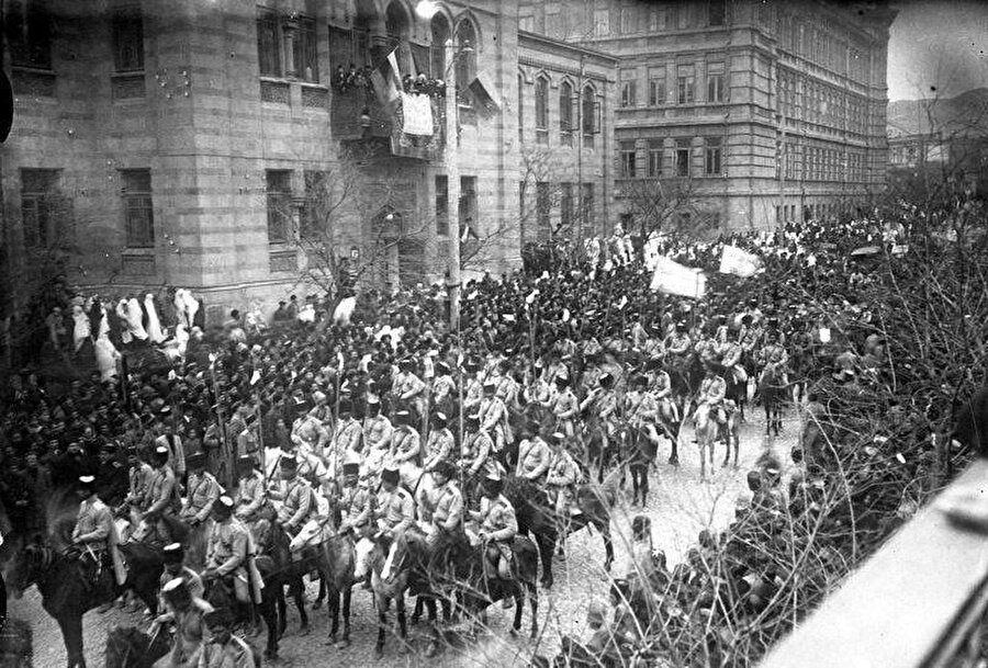 Bakü sokaklarından geçen Kafkas İslâm Ordusu, Bakülüler tarafından coşkuyla karşılandı ve kentte geçit töreni düzenlendi. 