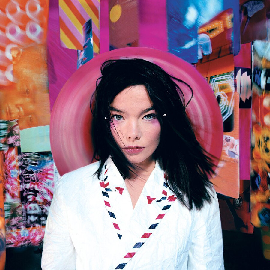 2015’te New York’taki The Museum of Modern Art (MoMA), Björk’ün “Debut”la başlayan kariyerini anlatan bir retrospektif sergiye ev sahipliği yaptı.