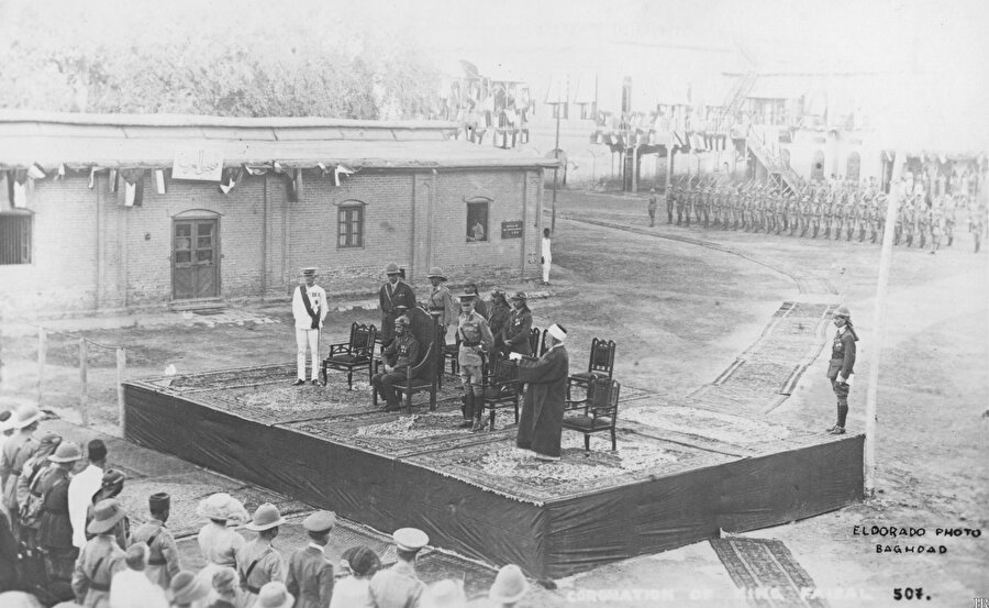 Faysal bin Hüseyin, Osmanlı'dan kalma bir kışlada Irak Kralı olarak taç giyerken.