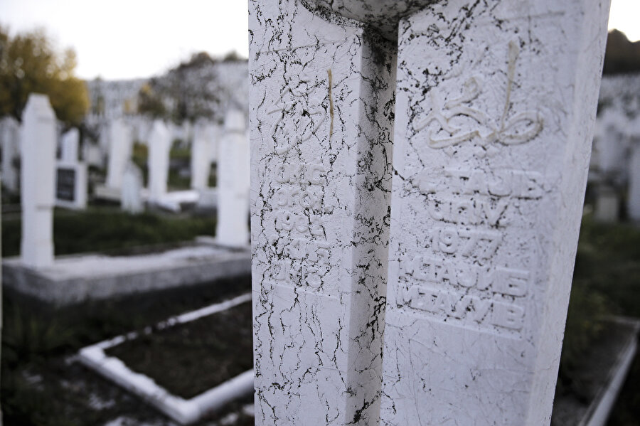 Tayyib Okiç, Saraybosna’nın kuzeyindeki Bare Mezarlığı'nda medfûndur.
