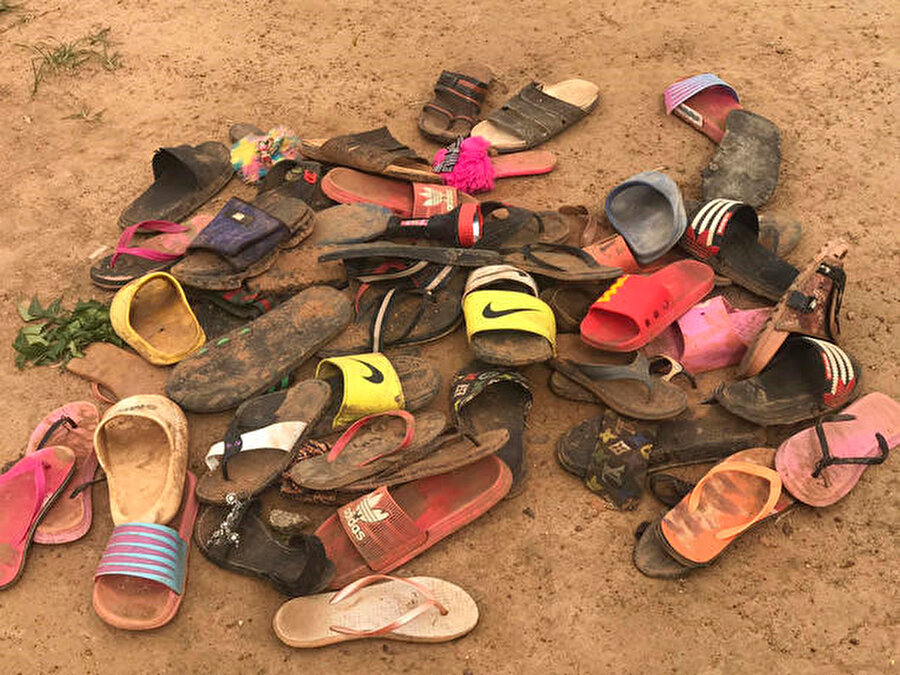 Nijerya'nın Kaduna eyaletinde silahlı haydutlar tarafından düzinelerce öğrencinin kaçırıldığı silahlı saldırının ardından Bethel Baptist Lisesi öğrencilerine ait sandaletler, 6 Temmuz 2021.