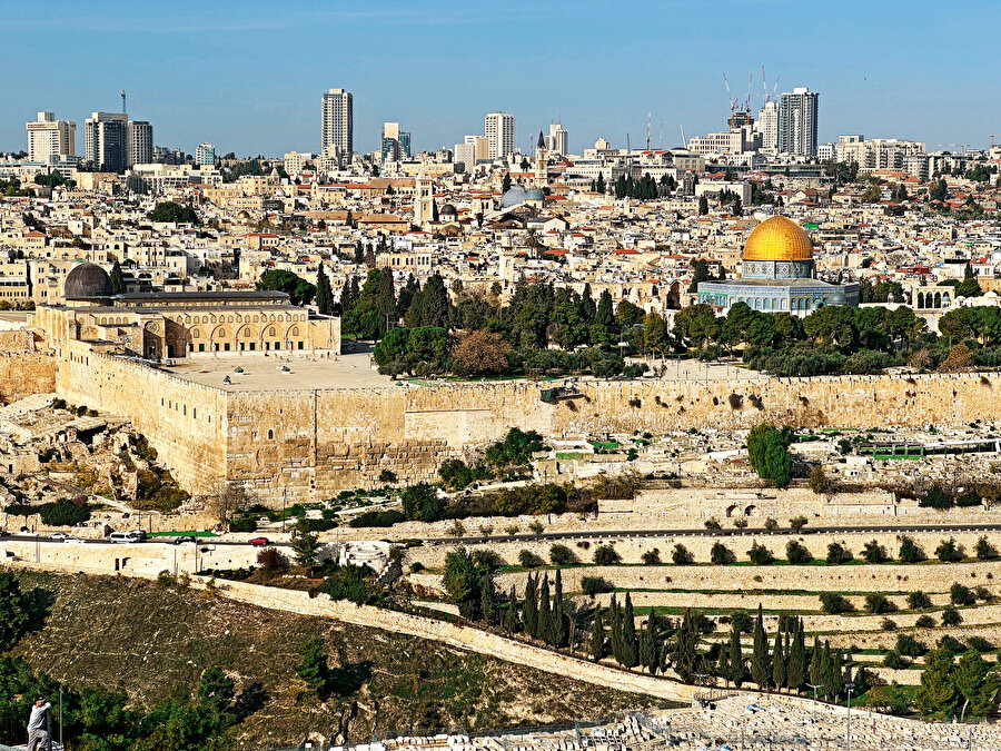 Ramallah şehrinin tam ortasında Kudüs’e giden bir çevre yolu var. Fakat Filistinlilerin bu yolu kullanması yasak. Bu yolu Yahudiler, Filistinlilere hiç temas etmeden ‘’sıkıntısız’’ şekilde Kudüs’e ulaşabilsin diye inşa etmişler.
