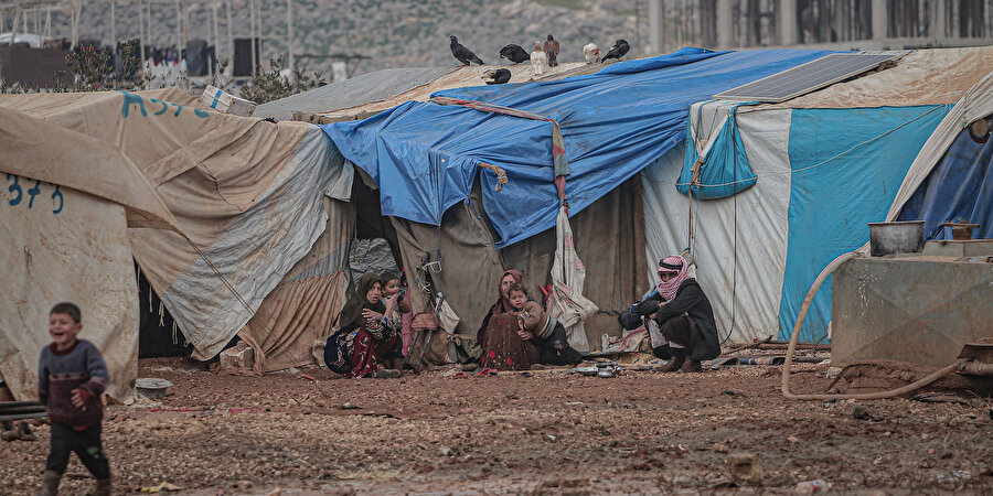 Suriyelilerin yüzde 90'ından fazlası yoksulluk içinde yaşıyor. Suriye'de şu anda 16,7 milyon kişi insanî yardıma ihtiyaç duyarken, ülkedeki eşi benzeri görülmemiş insanî kriz, insanları giderek derinleşen bir umutsuzluğa sürüklüyor.