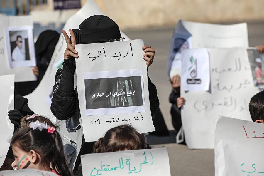 Esed rejimi tarafından tutuklu bulunanların serbest bırakılması talebiyle protesto gösterisi düzenleyen Suriyeli kadınlar.