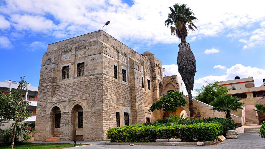 Osmanlı döneminde, Gazze’nin yönetiminden sorumlu, kent eşrafından Rıdvan ailesi bu saraya yerleşti. Bu nedenle Paşa Sarayı, kenti yöneten aileye atfen “Rıdvan Sarayı” olarak da isimlendirilmiştir.