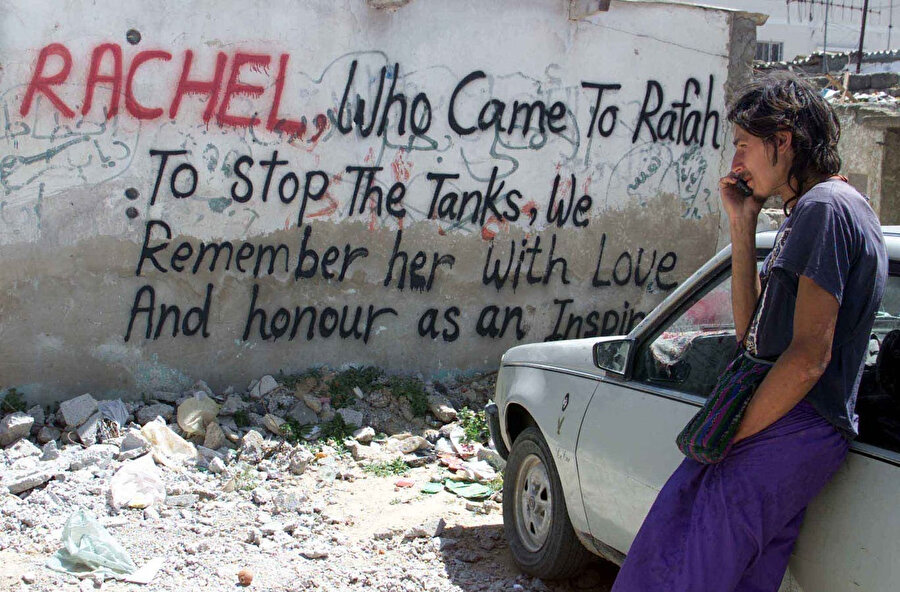 Gazze Şeridi'ndeki bir duvara yazılan grafiti: "Tankları durdurmak için Refah'a gelen Rachel'ı bir ilham kaynağı olarak sevgi ve onurla anıyoruz."