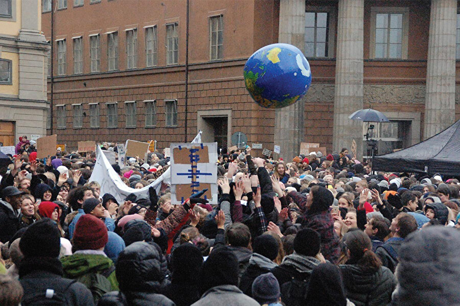 Literatürdeki tanımıyla gençlik politikası, kökleri sosyolojiye, psikolojiye ve siyaset bilimine dayanan çok disiplinli bir olgu ve gençleri toplumun aktif ve etkin bir parçası hâline getirmeye yönelik bir dizi politikayla birlikte, bunların koordinasyonudur.