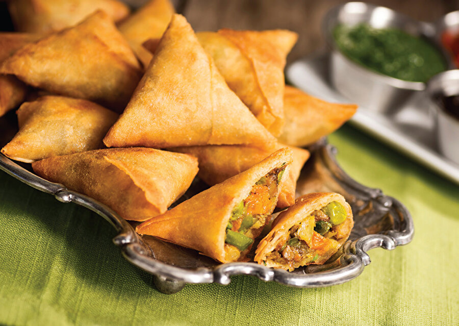 Tarihsel olarak, Orta Asya topluluklarında samosaların, özellikle seyahat sırasında taşıma kolaylığı ve lezzeti dolayısıyla tercih edildiğine inanılıyor. 