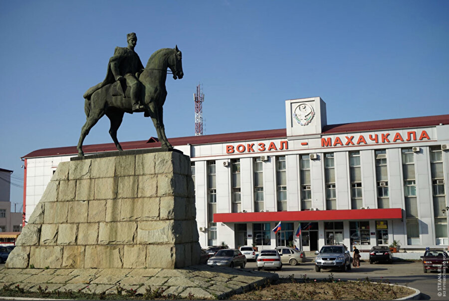 "Mahaç" lakaplı Dağıstanlı Bolşevik lider Mogamedali Dakadeyev'in Mahaçkale tren garı önündeki heykeli.