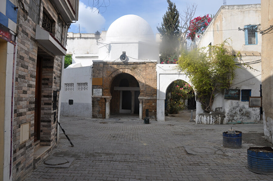 İbn Haldun'un ilmî faaliyetlerine devam ettiği Tunus'taki Kubbe Camii.