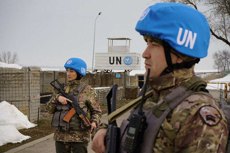 Son yirmi yılda 900'den fazla Kazak askerî personeli Asya, Ortadoğu ve Afrika'daki ülkeleri kapsayan sekiz BM barışı koruma misyonunda yer aldı.