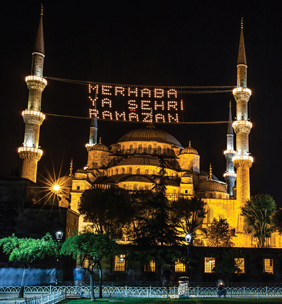 Hilalin kesinliği teyit edildikten sonra bu müjdeyi verenlere ikram, Mahyacıbaşı’na da mahyaları yakması emri verilir.