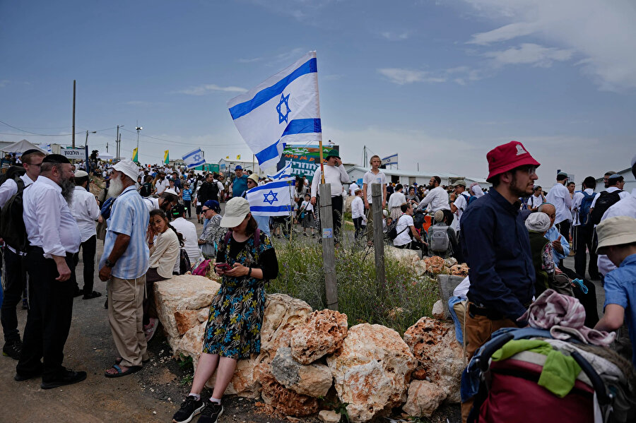 İşgal altındaki Batı Şeria ve Doğu Kudüs'te yasa dışı olarak yaklaşık 700 bin Yahudi yerleşimci yaşıyor. 