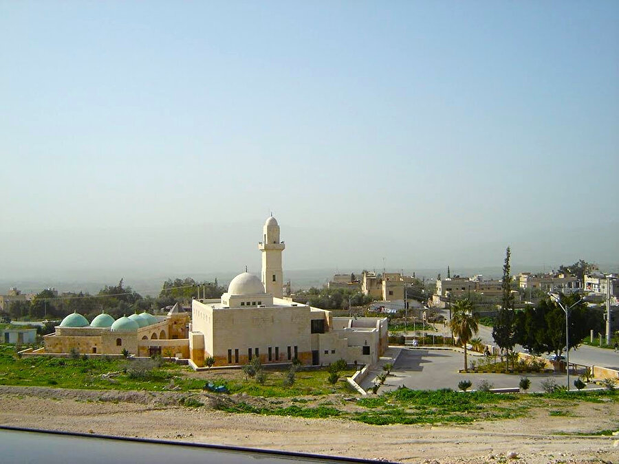 Ürdün'deki Muâz b. Cebel Camii ve yanı başındaki türbesi.