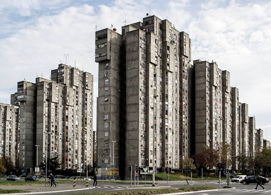 61 Numaralı Bežanija Blokları, Belgrad, 1972. Özellikle 2. Dünya savaşının getirdiği yıkım ve hızlı şehirleşme ihtiyacına karşı geliştirilen modüler konut üretim teknikleri, birçok Doğu Avrupa ülkesinde yeni şehirlerin brütalist kimliğini oluşturmuştur. Fotoğraf: B.A.C.U 
