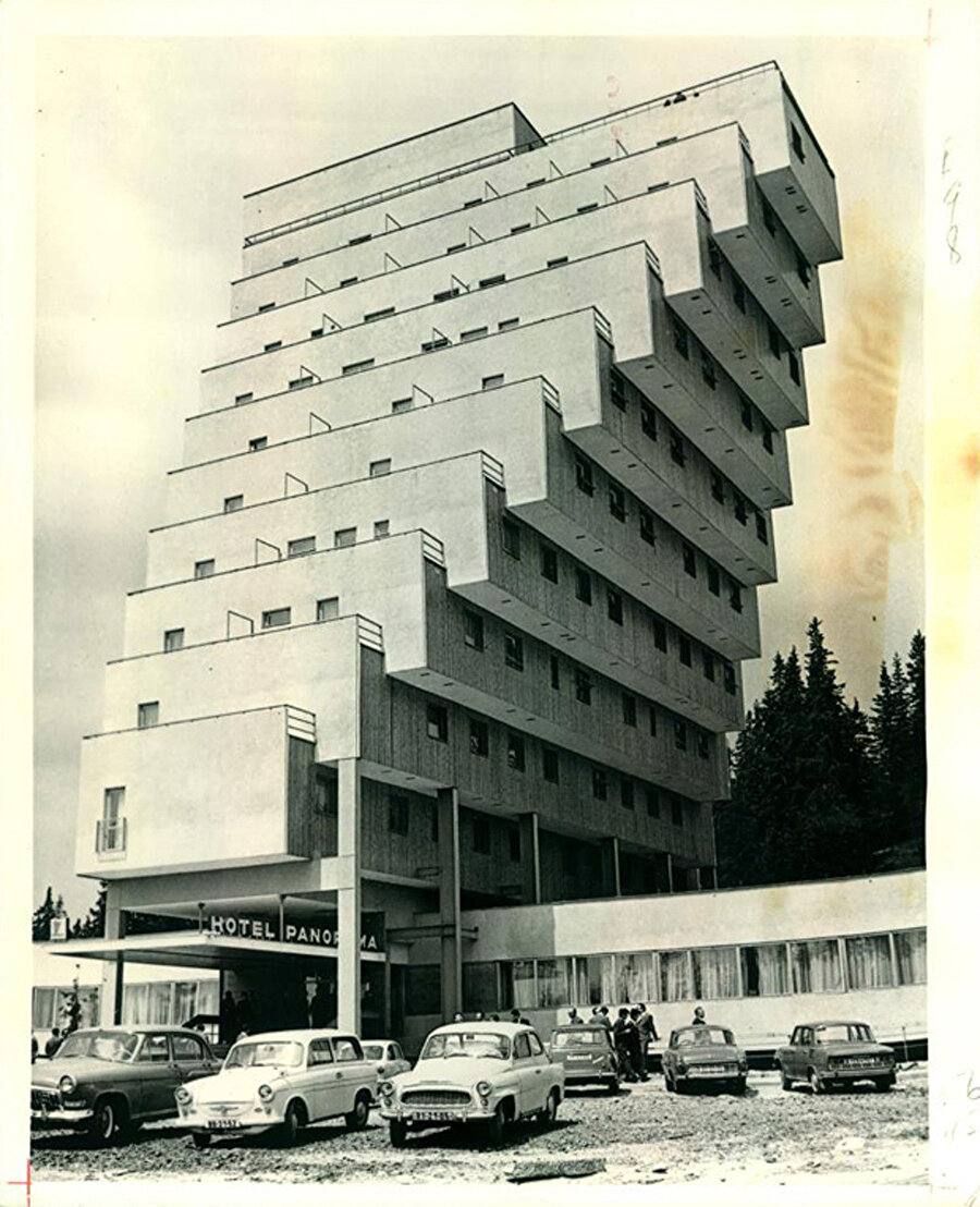 Hotel Panoroma, Slovakya, 1970. 1920-30’lu yılların konstrüktüvist etkilerini de görebileceğimiz bu örnek, döneminin mimarlık anlayışının başat örneklerinden olmuştur. Yapı, dinamik kütlesinin yanında brütalist kimliğini de belirleyici bir şekilde dışa vurmaktadır. Fotoğraf: thisbrutalhouse.com 