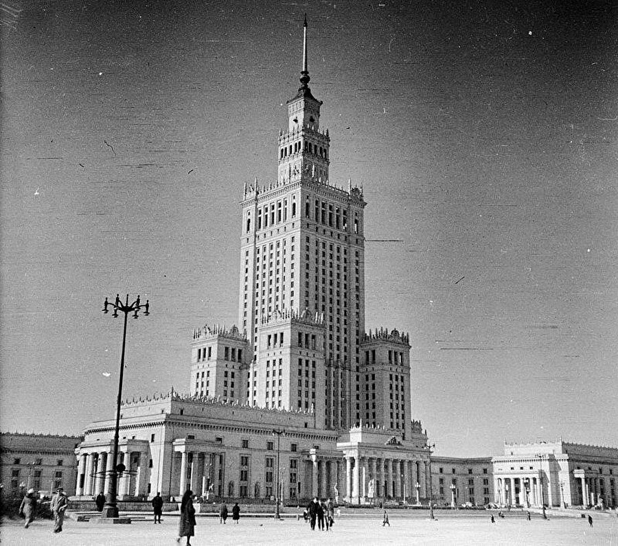Bilim ve Kültür Sarayı, Varşova, 1960. Buna benzer kompleks ve yüksek yapılar, aynı dönemde neredeyse tüm Doğu Avrupa ve SSCB ülkelerinin özellikle başkentlerinde görülmektedir. Fotoğraf: Fortepan/ Romak Eva 