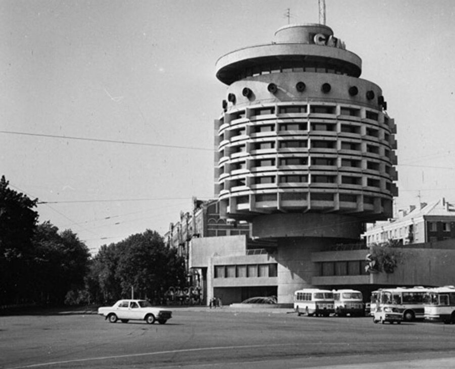 Hotel Salyut, Kiev, 1984. Döneminin ikonik yapılarından biri olan Hotel Salyut, hala kullanıcılarına hizmet vermekte ve özgün yapısı büyük oranda korunmaktadır. Fotoğraf: Architectuul.com 